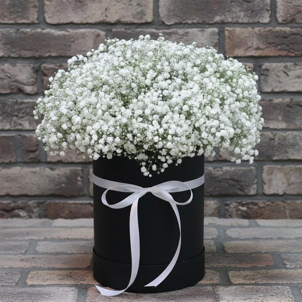 Цветочная композиция из Гипсофила в шляпной коробке в Верхнем Мамоне