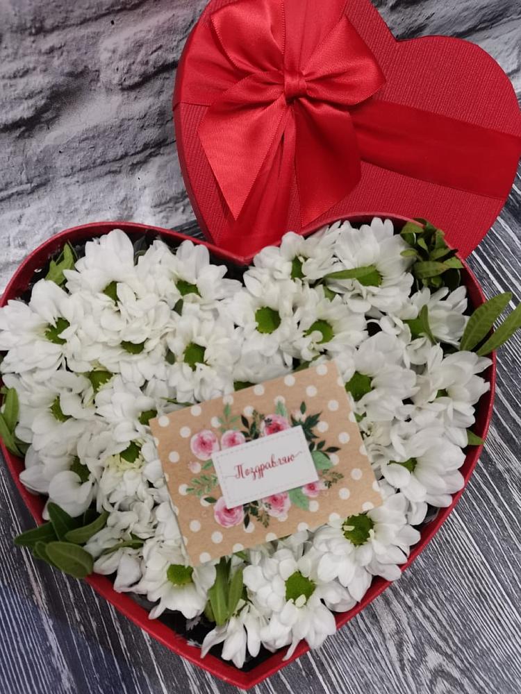 Цветочная композиция из Хризантемы в виде сердца в Верхнем Мамоне