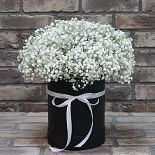 Цветочная композиция из Гипсофила в шляпной коробке в Верхнем Мамоне