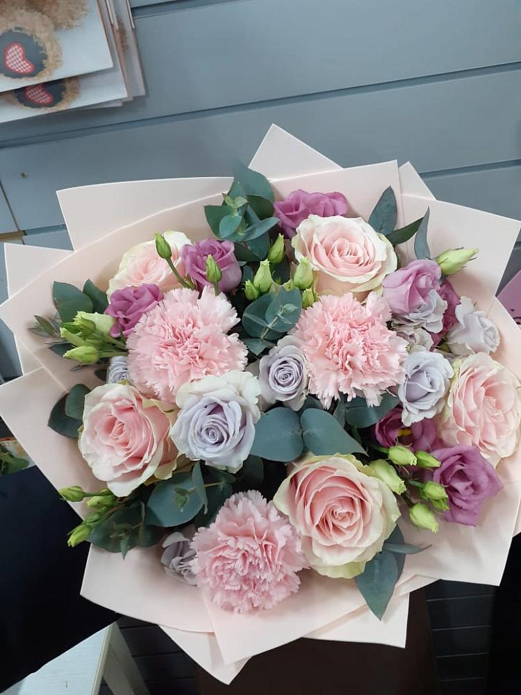 Букет цветов из: Розы, Гвоздики и Лизиантусы в Верхнем Мамоне